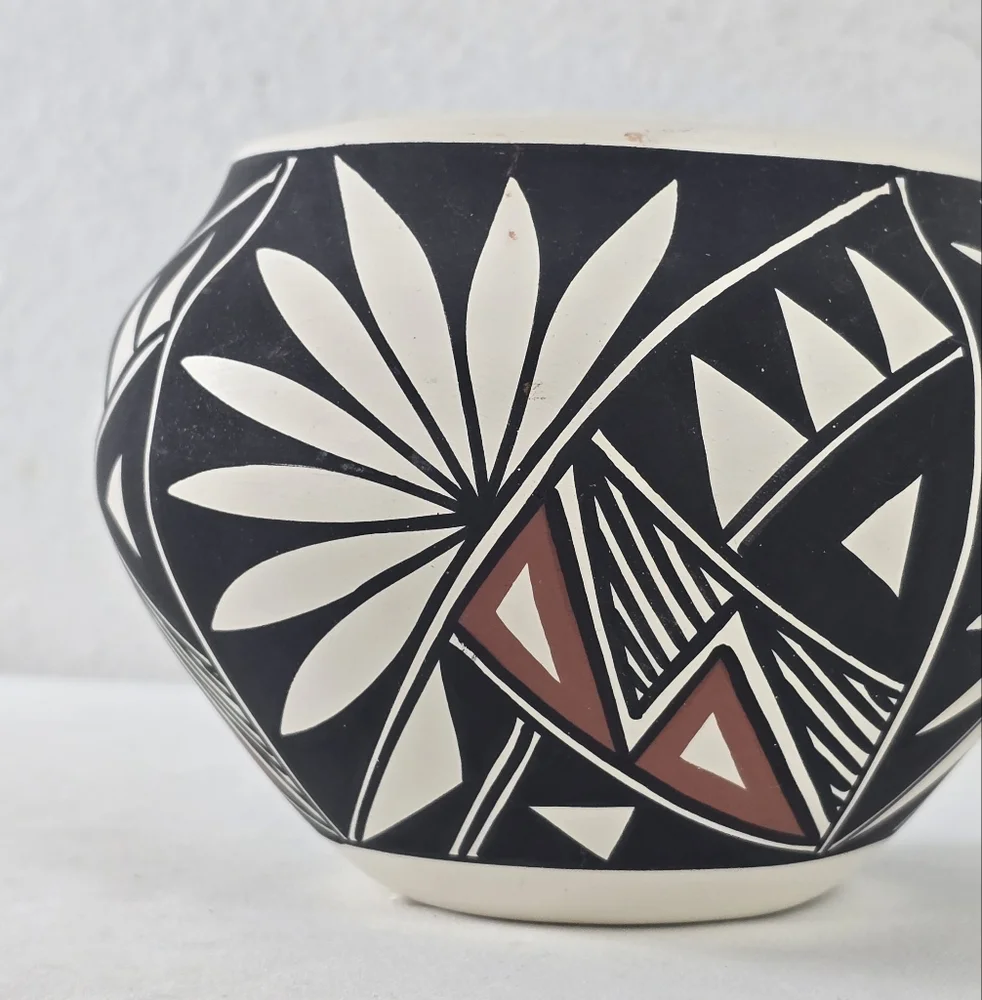 Vintage Hand  Painted Acoma Pottery Jar Signed Victorino - Picture 5 of 9